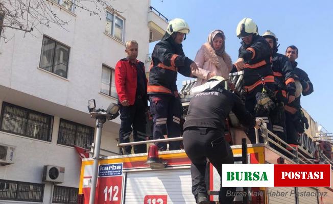 Mersin’de 4 katlı binanın girişi çöktü