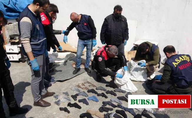 Mersin’de bir evde çoraplara sarılı 40 silah ele geçirildi