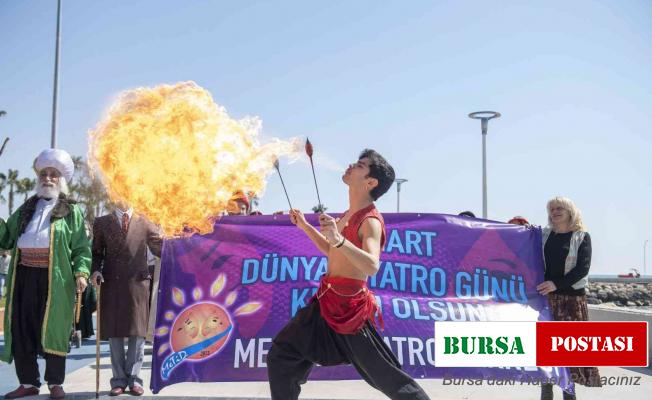 Mersin’de ’Dünya Tiyatro Günü’ kutlandı