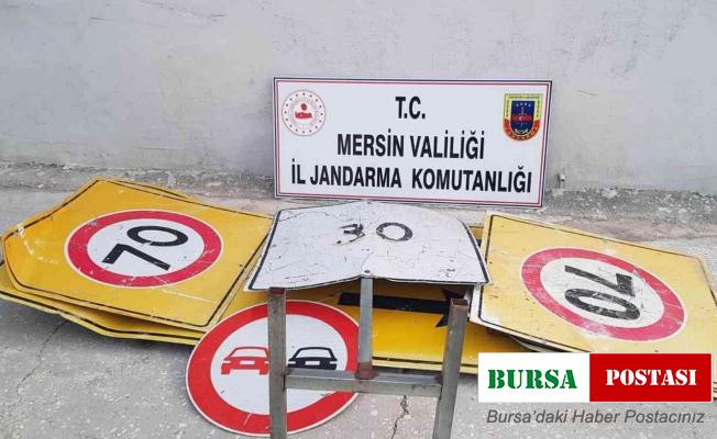 Mersin’de trafik uyarı levhalarını çalan şüpheli gözaltına alındı