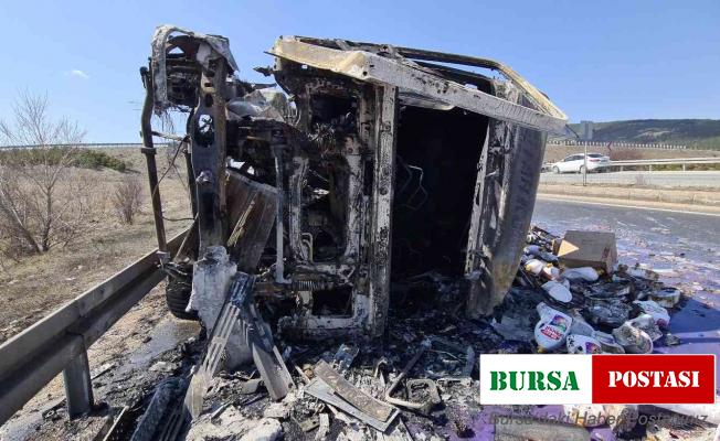 Metrelerce sürüklenen tır alev aldı, yüzlerce çocuk bezi ve deterjan yola savruldu