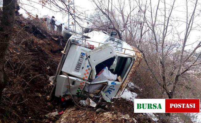 Minibüs ile otomobil çarpıştı: 17 yaralı