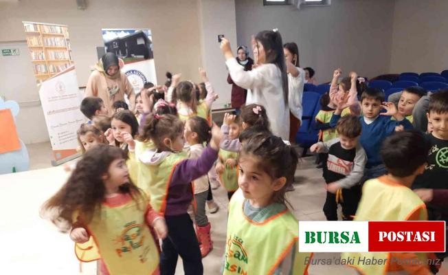 Minikler kütüphanede eğlenceli vakit geçirdi