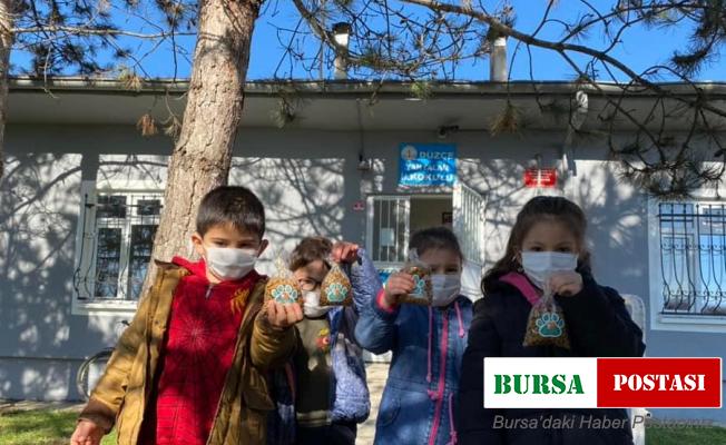 Minikler sokak hayvanlarını yemledi