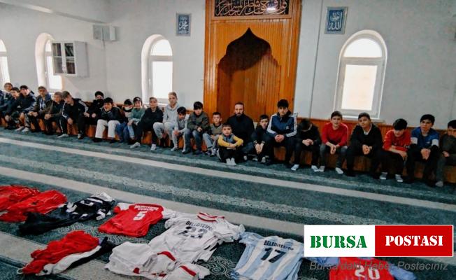 Müezzin camiye gelen çocukları hediyelerle sevindiriyor