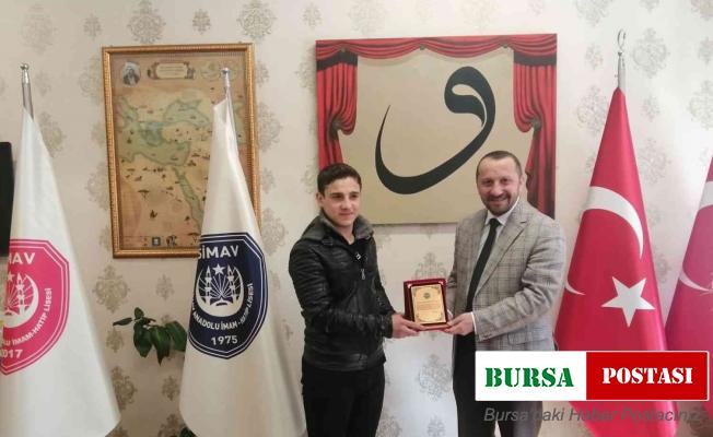 Müftü Serçe, Hafızlık Yarışması birincisi Saad El Salih’i plaketle ödüllendirdi