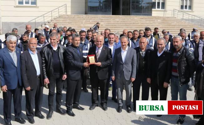 Muhtarlardan belediye personellerine plaket