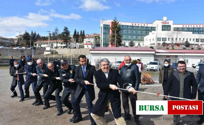 Nevruz programında protokol öğrencilerle halat çekme oynadı