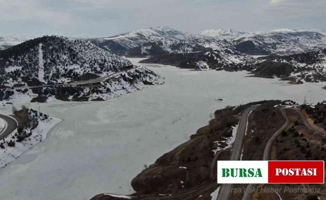 Nisan ayı geldi, buz tutan göl halen çözülmedi