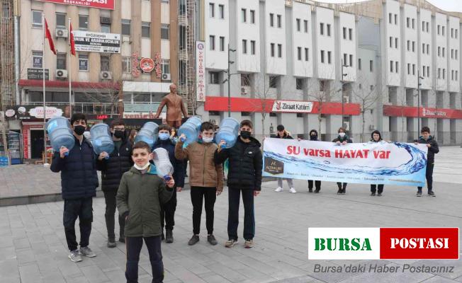 Öğrenciler suyun önemine dikkat çekmek için bakın ne yaptılar