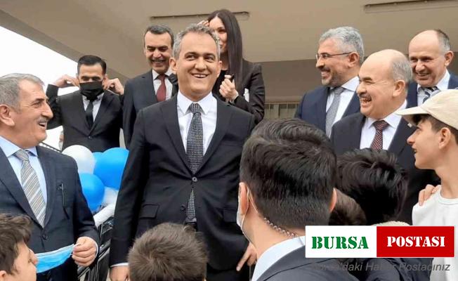 Öğrencilerden Bakan Özer’i gülümseten istek: “Müzikten bırakıyorlar, sınıfta kalma olmasın”