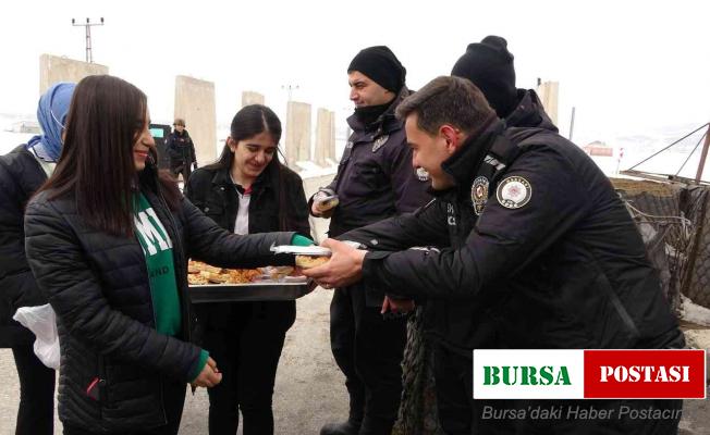 Öğrencilerden soğuk havada nöbet tutan güvenlik güçlerine sıcak börek