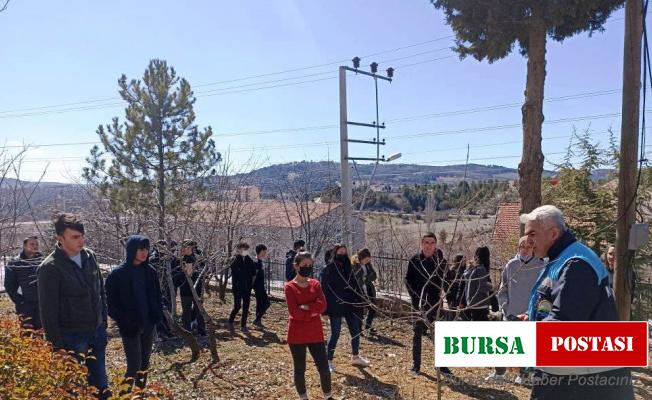 Öğrencilere meyve bahçelerinde bakım, budama ve gübreleme eğitimi