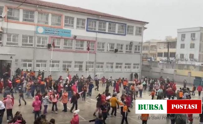 Öğrencilerin kar eğlencesi yürekleri ısıttı