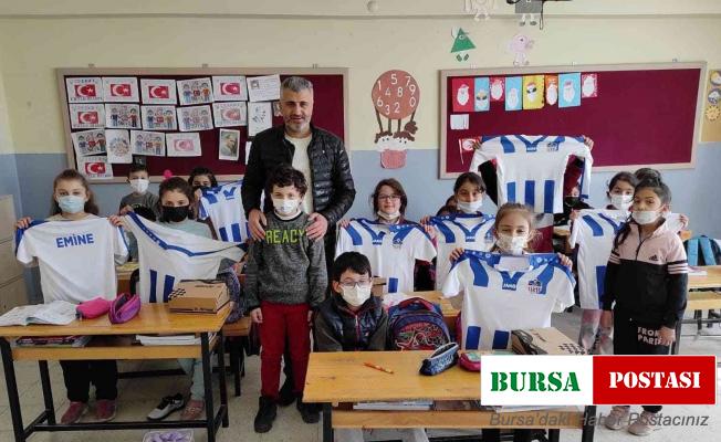 Öğretmen Başkan’dan mektupla forma isteyen minik öğrencilere sürpriz