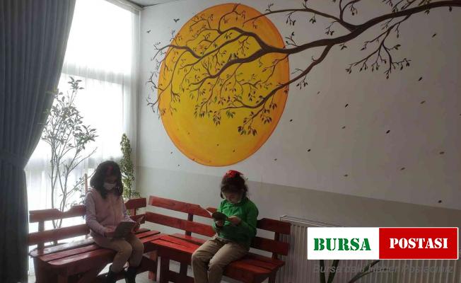 Okul müdürü, çocuklar için kitap okuma köşesi oluşturdu