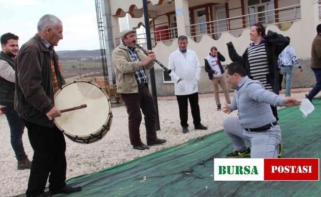 Okuma yazma öğrenen down sendromlu Mustafa’ya davullu klarnetli kutlama