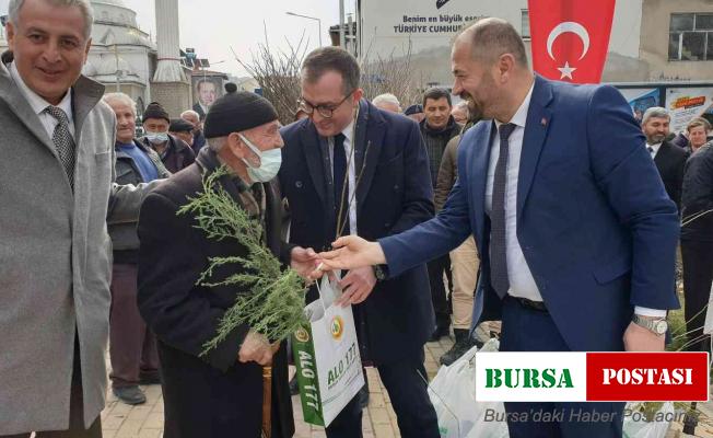 Orhaneli’de vatandaşlara 7 bin 600 adet fidan ücretsiz dağıtıldı
