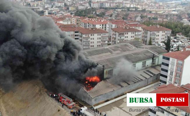 Oto yedek parça deposunda çıkan yangında soğutma çalışmaları sürüyor