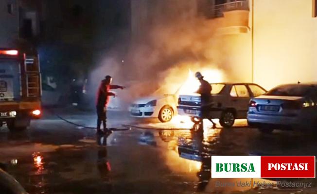 Otomobil alev alev yandı, yanındaki iki araçta da hasar oluştu
