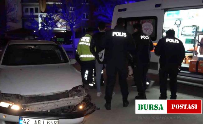 Otomobil aydınlatma direğine çarptı: 2 yaralı