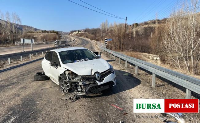 Otomobil çöp bidonuna çarptı:3 yaralı