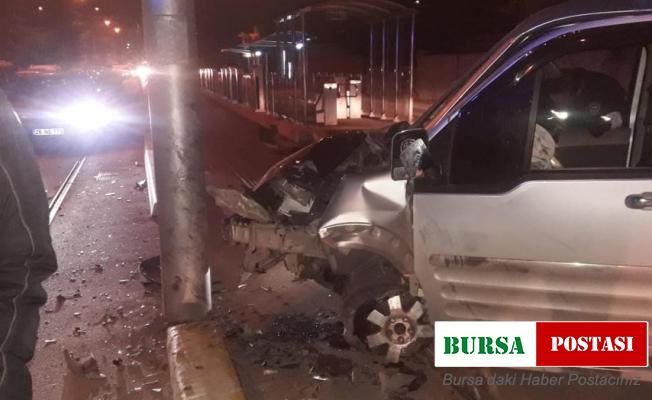 Otomobil elektrik direğine çarptı: 2 yaralı