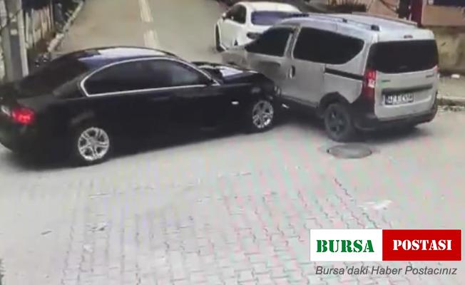 Otomobil ile hafif ticari araç çarpıştı, sürücüler birbirine girdi