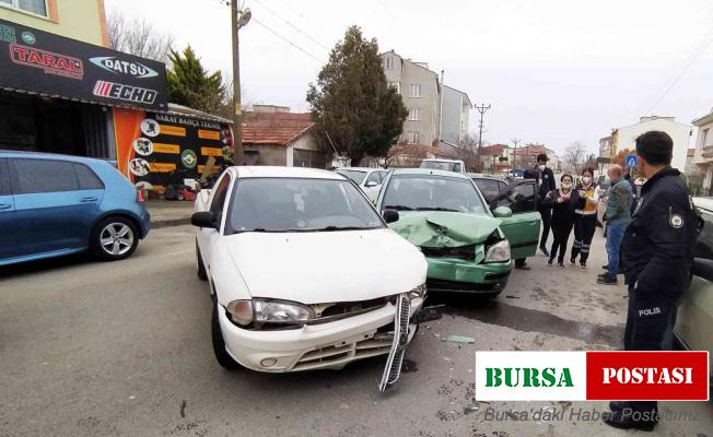 Otomobil ile kamyonet çarpıştı: 3 yaralı