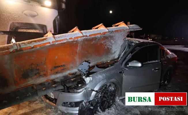 Otomobil kar küreme aracının bıçağına ok gibi saplandı: 2 yaralı