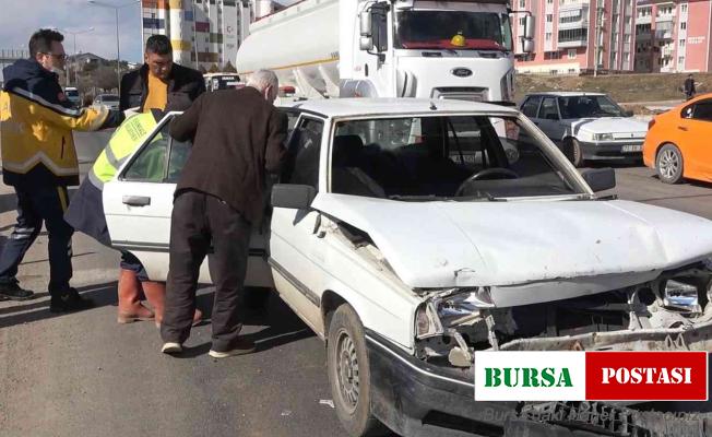 Otomobil kırmızı ışıkta bekleyen araca çarptı: 2’si çocuk 4 yaralı