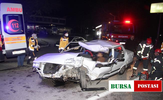 Otomobil tıra arkadan çarptı, sıkışan sürücü yaşamını yitirdi