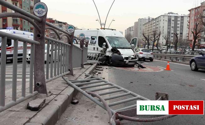 Otomobile çarpan ticari araç bariyerlere girdi: 1 yaralı