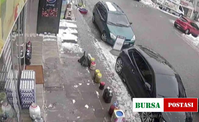 Otomobilin çarptığı kadın metrelerce savruldu