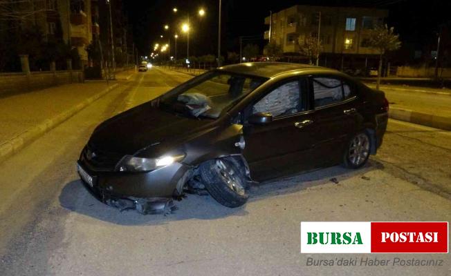 Otomobille köpeğe çarpmamak için refüje çarptı