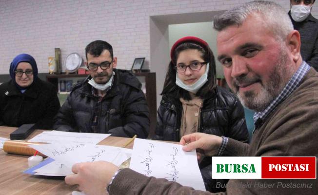 (ÖZEL) Aile boyu Hüsn-i hat Kursu’na katılıyorlar