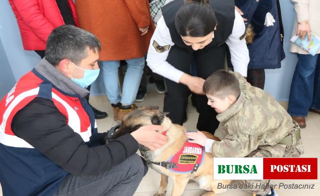 Özel gereksinimli çocuklar jandarma narkotik köpeği ’Tobik’i çok sevdiler