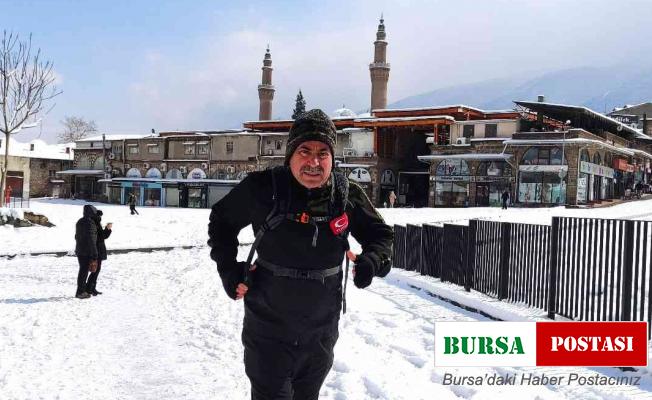 (Özel) Kar kış dinlemiyor; her gün işten evine koşarak gidiyor