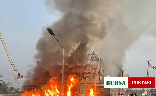 Pakistan’da AVM’de yangın