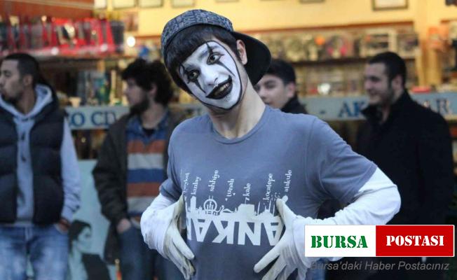 Pandomim için 10 yıllığına dünya turuna çıkıyor