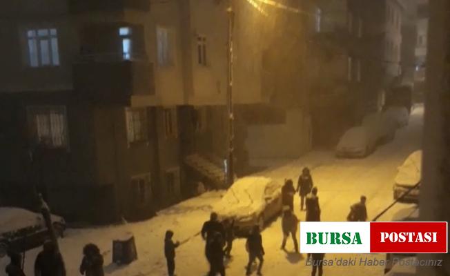 Pendik’te karın keyfini çocuklar çıkardı