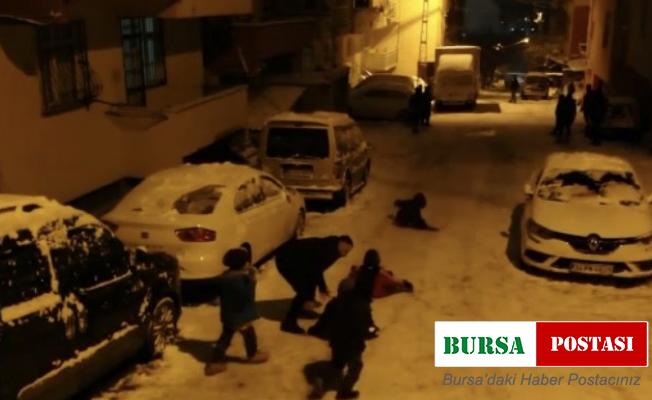 Pendik’te tepsilerle kayan çocuklar, karın tadını çıkardı