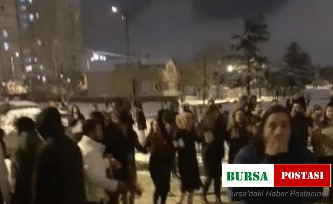 Pendik’te yağan karın altında halay çektiler