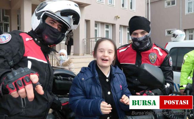 Polis ekipleriyle bir araya gelen özel öğrencilerin mutlulukları gözlerinden okundu