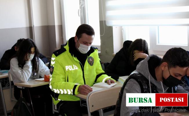 Polisler okul sıralarına geri döndü