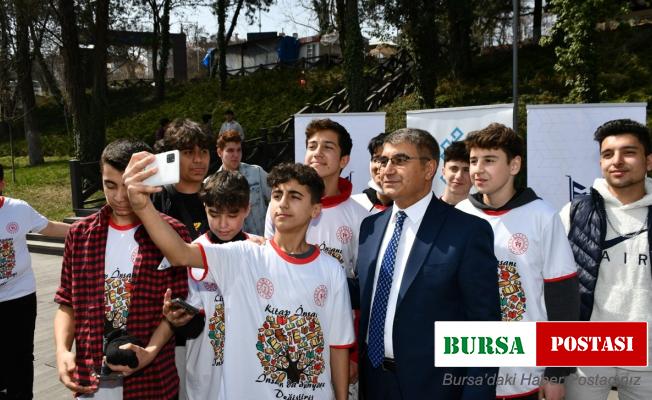 Protokol ve öğrenciler şehir parkında kitap okudu