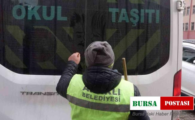 Resim tutkusunu araçların tozlu camlarına yansıtıyor