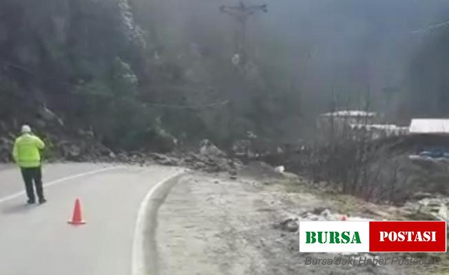 Rize’de heyelan Ayder Yaylası’nın yolunu ulaşıma kapattı