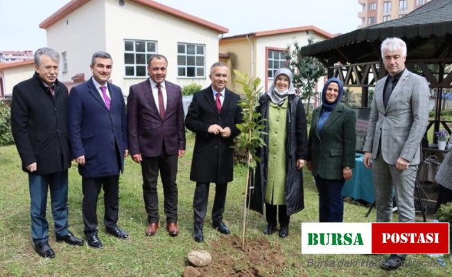 Rize’de okul bahçelerine meyve fidanları dikildi