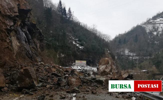 Rize’nin Hemşin ilçesinde meydana gelen heyelan nedeniyle karayolu 2 saat ulaşıma kapandı